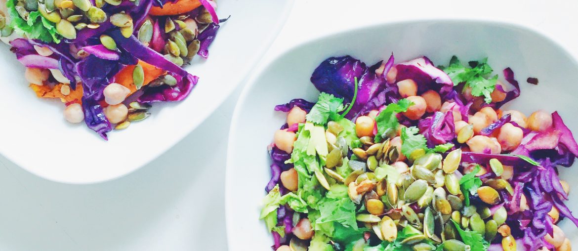 Salat bowl med græskar, quinoa og rødkål