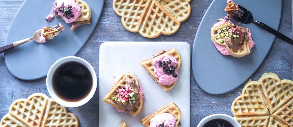 hjemmelavede fastelavnsboller med hindbærskum og creme af saltkaramel og med chokolade. Serveret med kaffe til den perfekte dag i februar